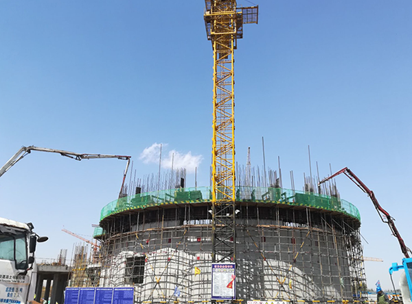 建筑工程一公司承建的山東晉煤明升達造粒塔滑模施工一次試滑成功1.png